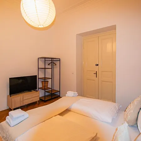 Apartment 3bdr Main Square Spacious Designed Prague